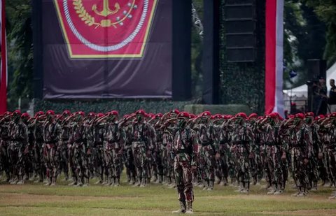 Prajurit Kopassus TNI AD mengikuti upacara peringatan HUT ke-67 Kopassus di Markas Kopassus, Cijantung, Jakarta, Rabu (24/4). Pasukan Kopassus adalah prajurit pilihan. Prajurit yang ditempa d