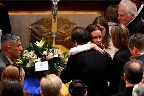 Istri mendiang calon presiden Kolombia Miguel Uribe, Maria Claudia Tarazona memeluk seorang pria saat persemayaman di Kongres di Bogota, Kolombia Senin (11/08/2025) waktu setempat. pada 11 Agustus 2025.