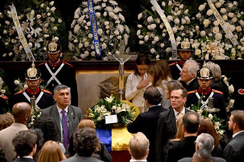 Istri mendiang calon presiden Kolombia Miguel Uribe, Maria Claudia Tarazona saat persemayaman di Kongres di Bogota, Kolombia Senin (11/08/2025) waktu setempat. pada 11 Agustus 2025.