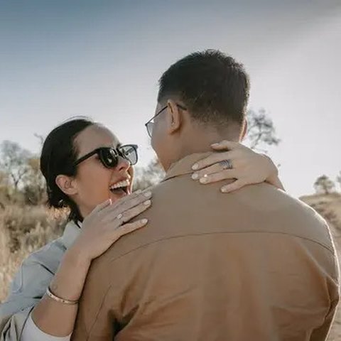 Potret Dharma Mangkuluhur Lamar Kekasih di Tengah Alam Liar Afrika Selatan (@pschuldtz)