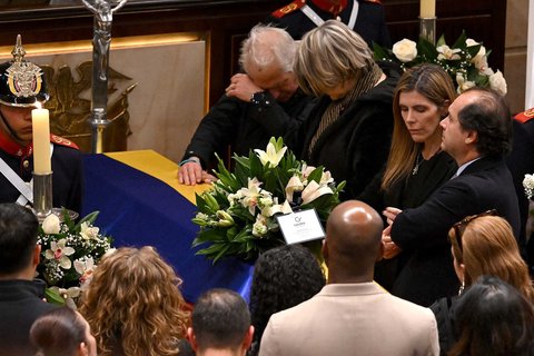 Ayah dan saudara perempuan mendiang calon presiden Kolombia Miguel Uribe menangis di samping jenazah saat persemayaman di Kongres di Bogota, Kolombia Senin (11/08/2025) waktu setempat.