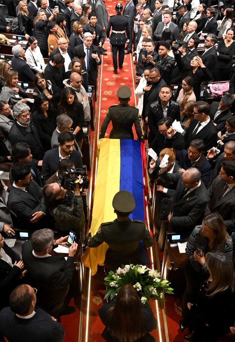 Petugas kepolisian Kolombia mengawal peti jenazah mendiang calon presiden Kolombia Miguel Uribe di Kongres di Bogota, Kolombia Senin (11/08/2025) waktu setempat. pada 11 Agustus 2025.