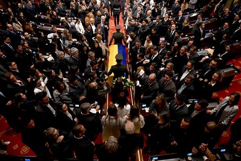 Petugas kepolisian Kolombia mengawal peti jenazah mendiang calon presiden Kolombia Miguel Uribe di Kongres di Bogota, Kolombia Senin (11/08/2025) waktu setempat. pada 11 Agustus 2025.