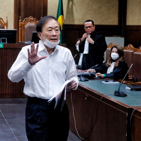 Terdakwa kasus dugaan tindak pidana korupsi PT Duta Palma, Surya Darmadi usai mengikuti sidang pembacaan putusan di Pengadilan Tipikor Jakarta, Kamis (23/2/2023). Usia lanjut dan kondisi kesehatan Surya Darmadi yang menurun turut menjadi pertimbangan meringankan hakim dalam menjatuhkan vonis kepada Surya Darmadi. (Liputan6.com/Angga Yuniar)