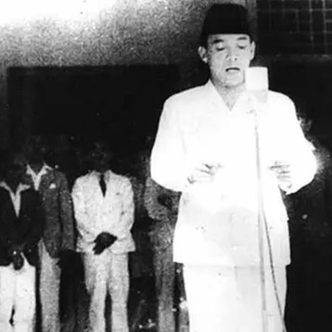 Dalam buku Samudera Merah Putih 19 September 1945, Jilid 1 (1984) karya Lasmidjah Hardi, alasan Presiden Sukarno memilih tanggal 17 Agustus sebagai waktu proklamasi kemerdekaan adalah karena