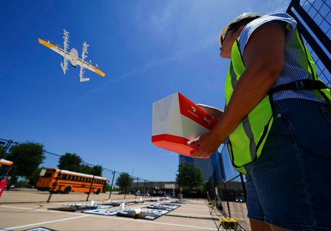 Pegawai DoorDash bersiap memuat paket kiriman ke drone di Frisco, Texas, AS ,Kamis (31/07/2025).