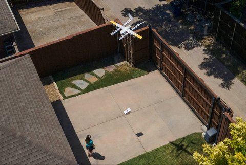 Drone pengantar barang menurunkan barang kiriman ke rumah pelanggan di Frisco, Texas, AS ,Kamis (31/07/2025).