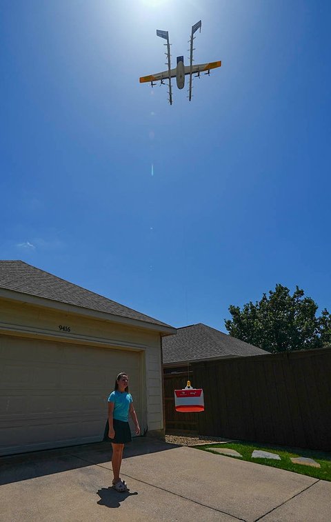 Drone pengantar barang menurunkan barang pesanan di rumah pelanggan di Frisco, Texas, AS ,Kamis (31/07/2025).