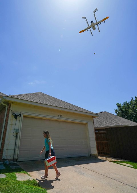 Pelanggan menerima kiriman paket dari drone di  Texas, AS ,Kamis (31/07/2025).