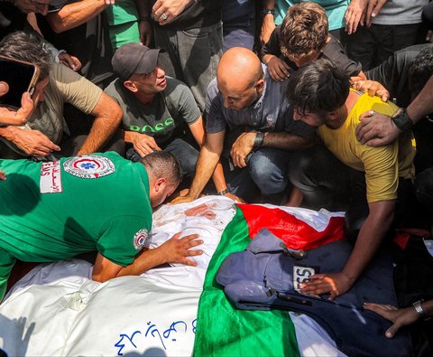 Para pelayat berdoa dalam pemakaman massal untuk warga Palestina, termasuk jurnalis dan seorang petugas medis  yang tewas dalam serangan udara Israel semalam, di luar Rumah Sakit Al-Shifa di Kota Gaza, Senin (11/08/2025).