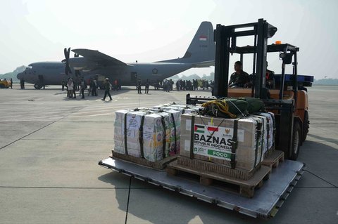 Pekerja mengemudikan forklift membawa paket bantuan kemanusiaan yang akan dimuat ke dalam pesawat kargo C-130 TNI AU untuk diterjunkan ke warga  Gaza di Pangkalan Udara Halim Perdanakusuma, Jakarta,  Rabu, (13/08/2025).