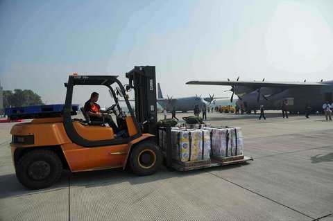 Pekerja mengemudikan forklift membawa paket bantuan kemanusiaan yang akan dimuat ke dalam pesawat kargo C-130 TNI AU untuk diterjunkan ke warga  Gaza di Pangkalan Udara Halim Perdanakusuma, Jakarta,  Rabu, (13/08/2025).