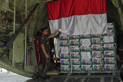Panglima TNI Jenderal Agus Subiyanto memeriksa paket bantuan kemanusiaan yang akan diterjunkan melalui udara kepada warga Gaza di dalam pesawat kargo C-130 di Pangkalan Udara Halim Perdanakusuma, Jakarta,  Rabu, (13/08/2025).