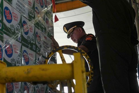 Panglima TNI Jenderal Agus Subiyanto memeriksa paket bantuan kemanusiaan yang akan diterjunkan melalui udara kepada warga Gaza di dalam pesawat kargo C-130 di Pangkalan Udara Halim Perdanakusuma, Jakarta,  Rabu, (13/08/2025).