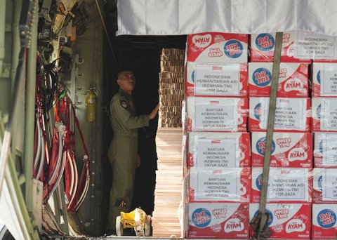 Personel TNI AU memeriksa paket bantuan kemanusiaan yang akan diterjunkan melalui udara kepada warga Gaza di dalam pesawat kargo C-130 di Pangkalan Udara Halim Perdanakusuma, Jakarta,  Rabu, (13/08/2025).
