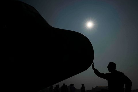Personel TNI AU berdoa di depan pesawat kargo C-130 sebelum lepas landas untuk mengangkut kontainer bantuan kemanusiaan yang akan diterjunkan kepada warga Gaza  di Bandara Halim Perdana Kusuma, Jakarta, Rabu, (13/08/2025).