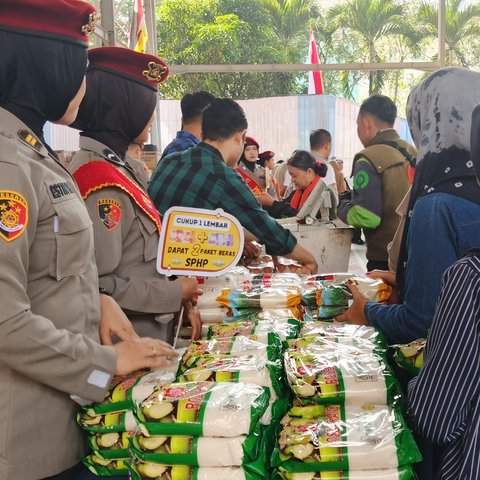 Demi Santri di Pesantren, Mukhlis Borong Sembako Murah di Mapolda Jabar