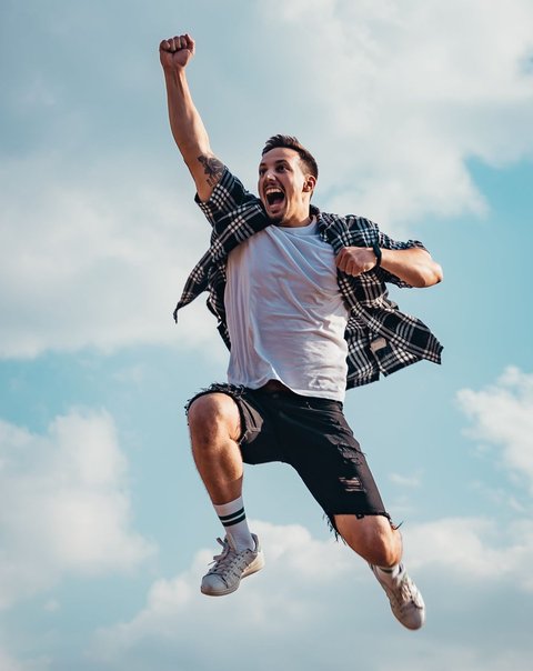 Pantun semangat yang lucu memiliki peran penting dalam menciptakan atmosfer positif dan memberikan dorongan semangat kepada individu.