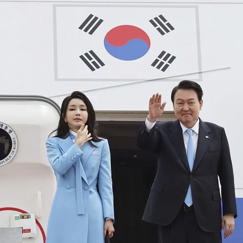 Presiden Korea Selatan Yoon Suk Yeol bersama istrinya Kim Keon Hee di Seoul. (AP)
