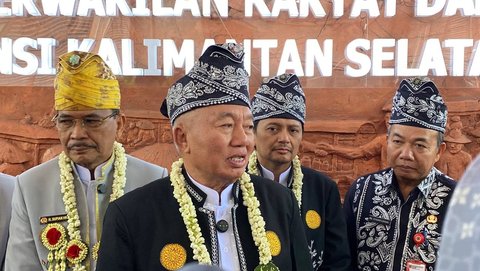 Gubernur Kalimantan Selatan, Muhidin bersama Wagub, Hasnuryadi Sulaiman menghadiri Rapat Paripurna Peringatan Hari Jadi ke-75 Provinsi Kalsel