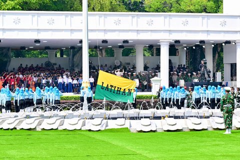persiapan upacara peringatan Hari Ulang Tahun (HUT) ke-80 RI di halaman Istana Merdeka Jakarta