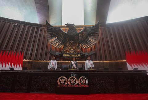 Sejumlah pegawai melakukan gladi kotor persiapan pidato presiden di Kompleks Parlemen, Senayan, Jakarta, Rabu (13/8/2025).