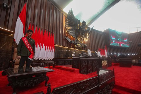 Sejumlah pegawai melakukan gladi kotor persiapan pidato presiden di Kompleks Parlemen, Senayan, Jakarta, Rabu (13/8/2025).