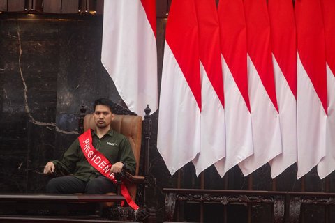 Pegawai melakukan gladi kotor persiapan pidato presiden di Kompleks Parlemen, Senayan, Jakarta, Rabu (13/8/2025).