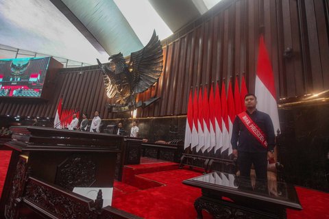 Sejumlah pegawai melakukan gladi kotor persiapan pidato presiden di Kompleks Parlemen, Senayan, Jakarta, Rabu (13/8/2025).