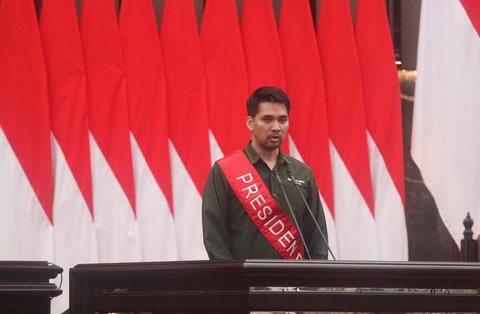 Pegawai melakukan gladi kotor persiapan pidato presiden di Kompleks Parlemen, Senayan, Jakarta, Rabu (13/8/2025).