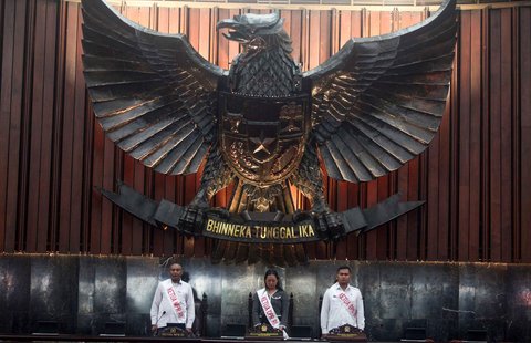 Sejumlah pegawai melakukan gladi kotor persiapan pidato presiden di Kompleks Parlemen, Senayan, Jakarta, Rabu (13/8/2025).