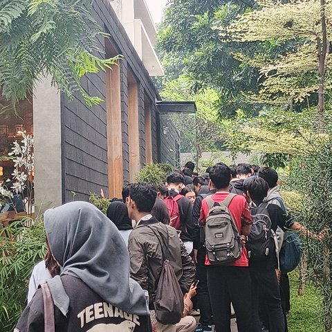 Tak Sekadar Menunggu, Tahu Bulat Jadi Pengisi Perut Para Pejuang Kerja