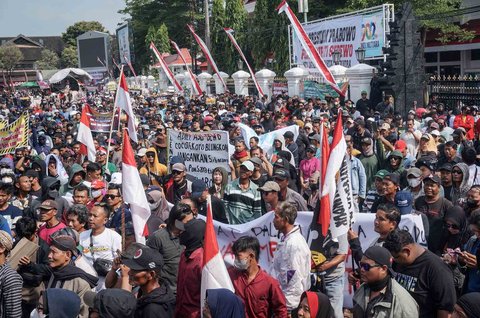 Ribuan warga berunjuk rasa di depan Kantor Bupati Pati, Jawa Tengah. Rabu (13/08/2025).