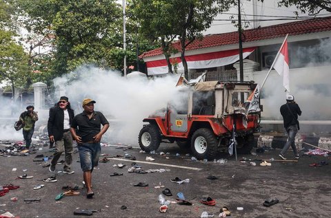 Warga menghindari gas air mata saat aksi ribuan warga  di depan Kantor Bupati Pati, Jawa Tengah. Rabu (13/08/2025).