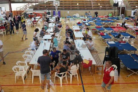 Warga yang mengungsi akibat kebakaran hutan menerima makanan dan tempat berlindung di sebuah gedung olahraga di La Baneza, Provinsi Leon, Spanyol utara, Rabu (13/08/2025) .