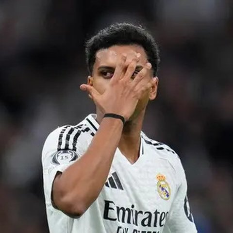 Penyerang Real Madrid, Kylian Mbappe (tengah) melakukan selebrasi dengan Jude Bellingham dan Rodrygo (kanan) setelah mencetak gol pertama timnya saat matchday 1 League Phase Liga Champions 20