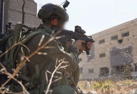 Tentara Israel beroperasi di Gaza tengah, foto dipublikasikan pasukan penjajah Israel (IDF) pada 1 Juli 2024.