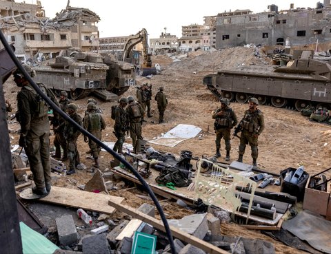 Pasukan angkatan darat Israel telah memasuki jantung Kota Gaza. Mereka mengepung kota yang dikuasai Hamas dan melakukan operasi penyisiran pada bangunan-bangunan yang hancur dirudal olehnya. Selama penyisiran mereka menemukan sejumlah benda mirip rudal hingga rompi anti peluru.
