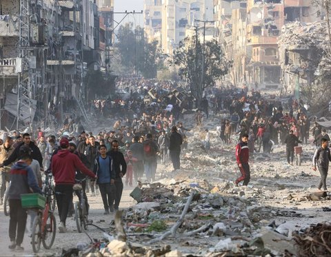 Pemandangan udara ini memperlihatkan warga Palestina yang mengungsi kembali ke kamp pengungsi Jabalia yang hancur akibat perang di Jalur Gaza utara, pada 19 Januari 2025, sesaat sebelum kesepakatan gencatan senjata dalam perang antara Israel dan kelompok militan Palestina Hamas dilaksanakan.