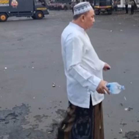 Sosok Pria Paruh Baya Pakain Putih Taburi Air dari Botol saat Ricuh Demo Pati