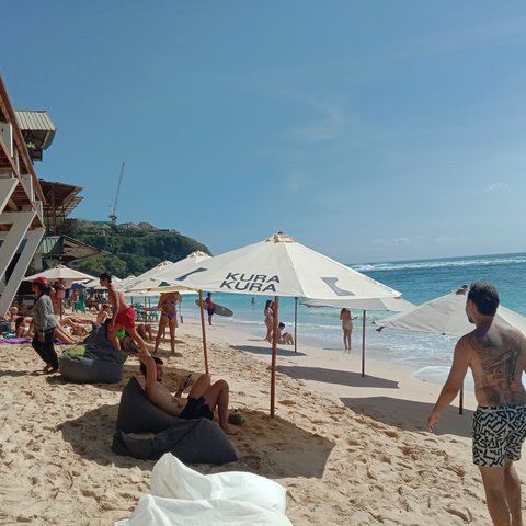 Pantai Bingin Setelah Penertiban: Keindahan Tersingkap, Ekonomi Terguncang