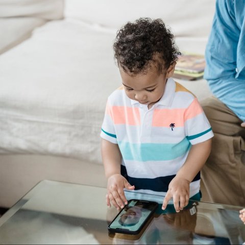 Ilustrasi Anak Bermain Ponsel