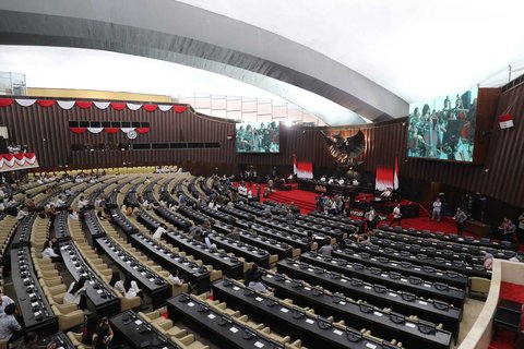 Sejumlah pegawai MPR dan DPR melakukan Gladi Bersih Sidang Tahunan MPR dan Pidato Kenegaraan Presiden RI Prabowo Subianto di Kompleks Parlemen, Senayan, Jakarta, Kamis (14/08/2025).