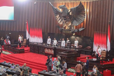 Sejumlah pegawai MPR dan DPR melakukan Gladi Bersih Sidang Tahunan MPR dan Pidato Kenegaraan Presiden RI Prabowo Subianto di Kompleks Parlemen, Senayan, Jakarta, Kamis (14/08/2025).