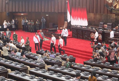 Sejumlah pegawai MPR dan DPR melakukan Gladi Bersih Sidang Tahunan MPR dan Pidato Kenegaraan Presiden RI Prabowo Subianto di Kompleks Parlemen, Senayan, Jakarta, Kamis (14/08/2025).