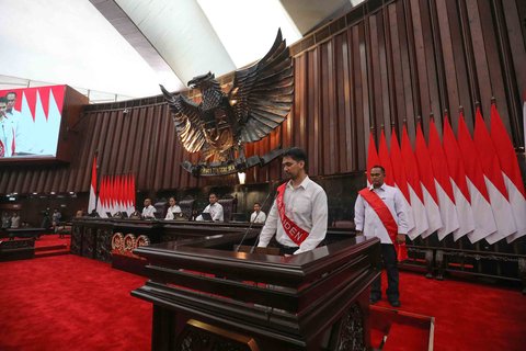Sejumlah pegawai MPR dan DPR melakukan Gladi Bersih Sidang Tahunan MPR dan Pidato Kenegaraan Presiden RI Prabowo Subianto di Kompleks Parlemen, Senayan, Jakarta, Kamis (14/08/2025).