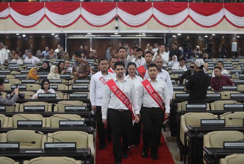 Sejumlah pegawai MPR dan DPR melakukan Gladi Bersih Sidang Tahunan MPR dan Pidato Kenegaraan Presiden RI Prabowo Subianto di Kompleks Parlemen, Senayan, Jakarta, Kamis (14/08/2025).