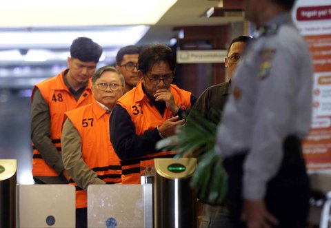 Tersangka kasus dugaan suap izin pemanfaatan kawasan hutan Direktur Utama PT Inhutani V Dicky Yuanda Rady, staf perizinan PT Sungai Budi Grup Aditya dan Direktur Utama PT Paramita Mulia Langgeng Djunaidi  saat  rilis penahanan di Gedung Merah Putih KPK, Jakarta, Kamis (14/08/2025
