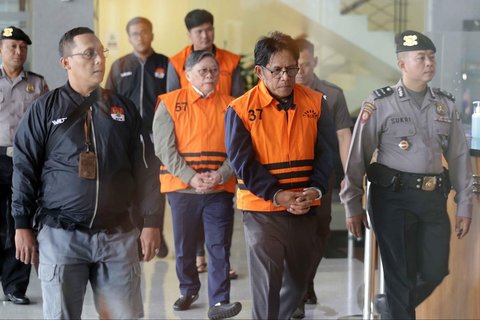 Tersangka kasus dugaan suap izin pemanfaatan kawasan hutan Direktur Utama PT Inhutani V Dicky Yuanda Rady, staf perizinan PT Sungai Budi Grup Aditya dan Direktur Utama PT Paramita Mulia Langgeng Djunaidi  saat  rilis penahanan di Gedung Merah Putih KPK, Jakarta, Kamis (14/08/2025