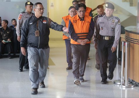 Tersangka kasus dugaan suap izin pemanfaatan kawasan hutan Direktur Utama PT Inhutani V Dicky Yuanda Rady, staf perizinan PT Sungai Budi Grup Aditya dan Direktur Utama PT Paramita Mulia Langgeng Djunaidi  saat  rilis penahanan di Gedung Merah Putih KPK, Jakarta, Kamis (14/08/2025